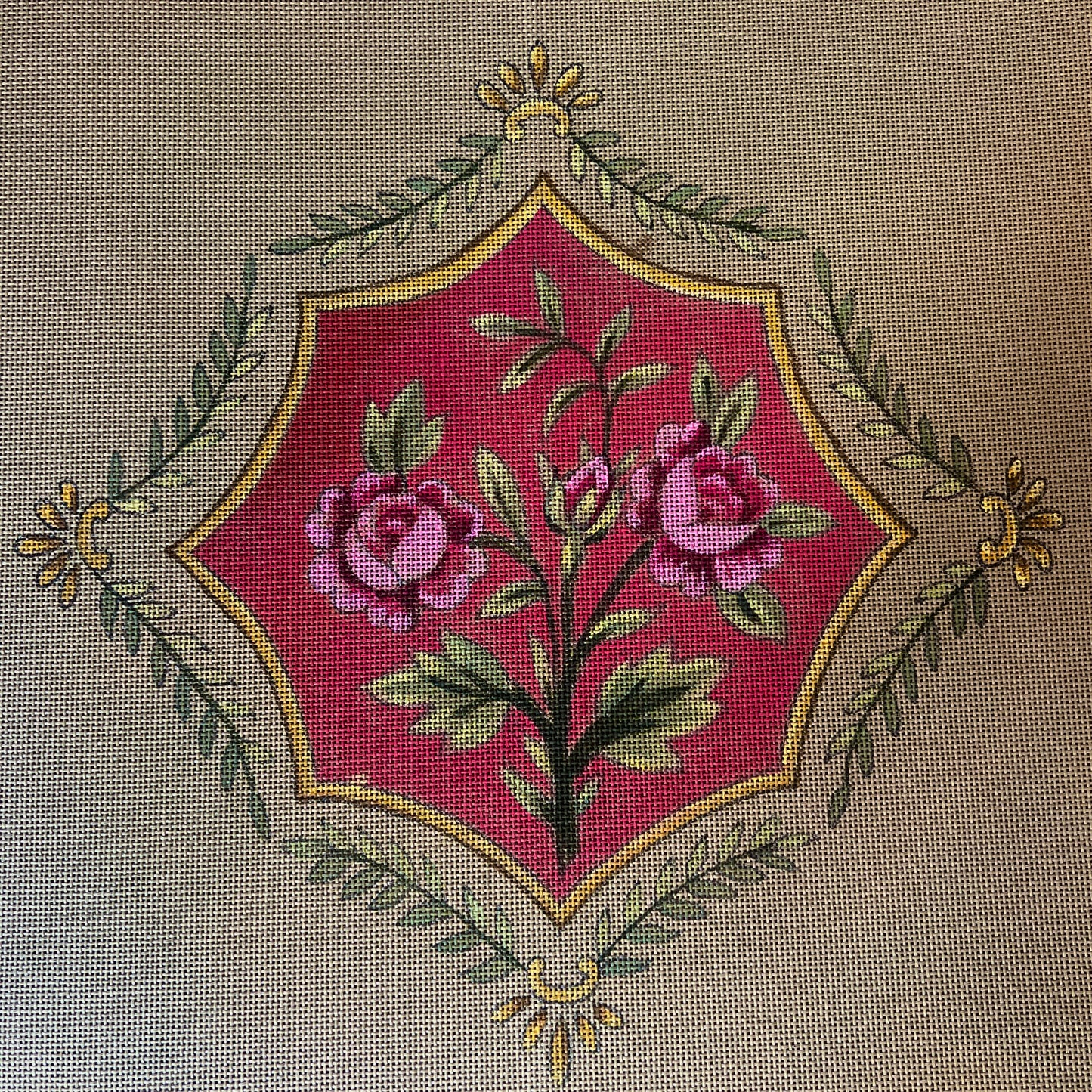 MÉDAILLON AUX ROSES