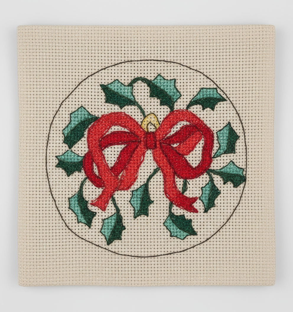 "HOLLY GARLAND" BALL