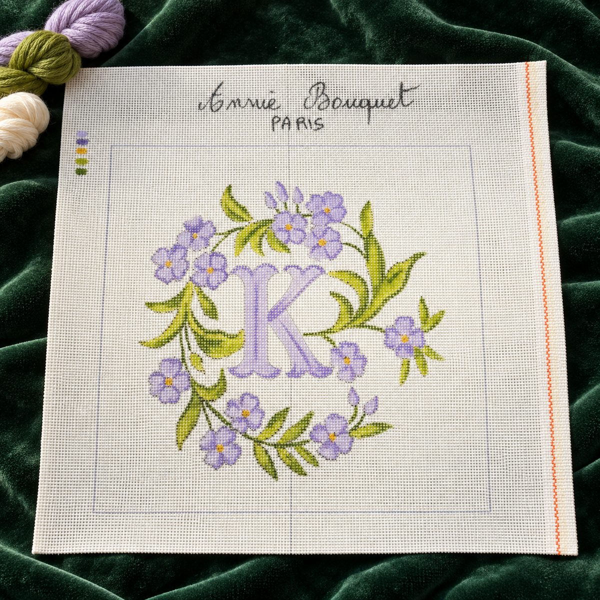 Initiales en violettes