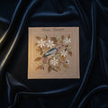 Canevas peint main L oiseau aux fleurs blanches