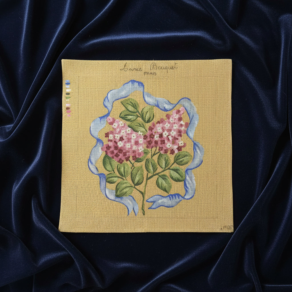 Canevas peint main Les hortensias au ruban bleu
