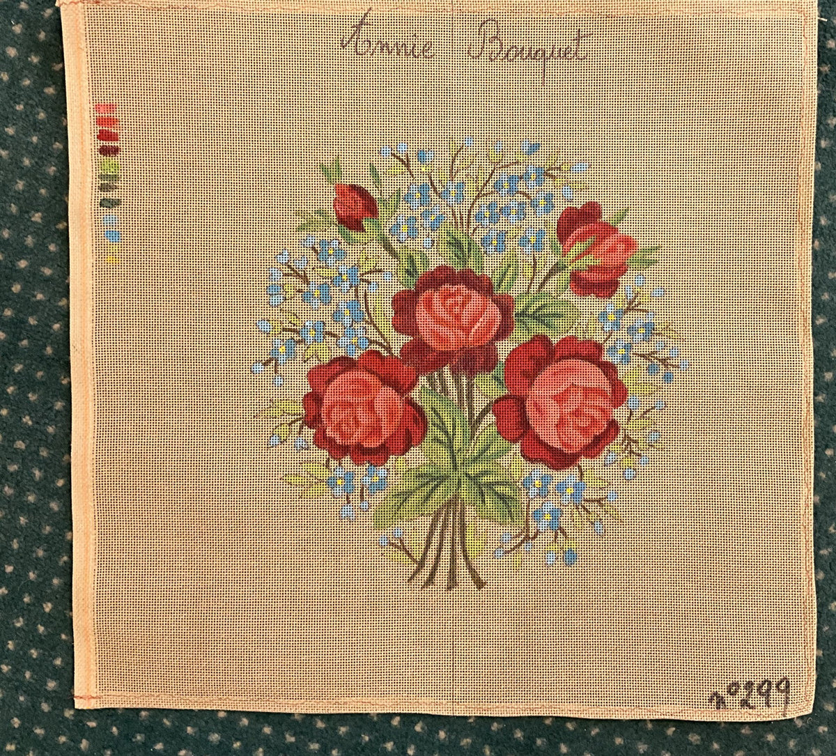 Bouquet de roses aux myosotis, canevas peint à la main Annie Bouquet