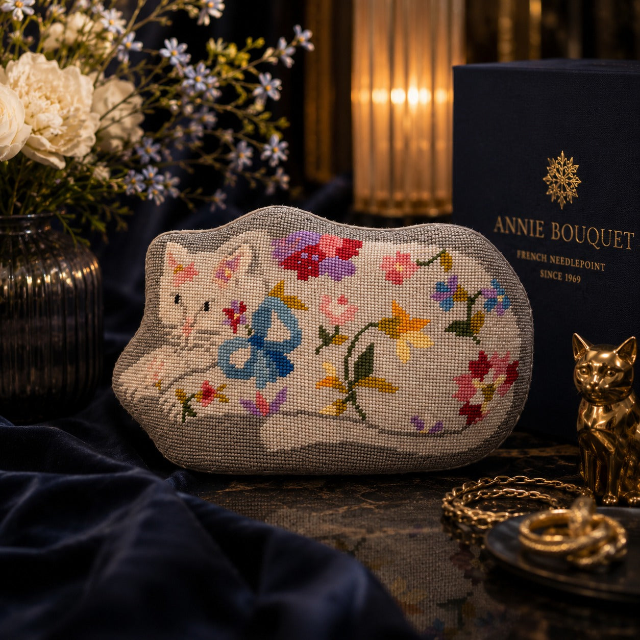 LE CHAT FLEURI - coussin canevas Annie Bouquet