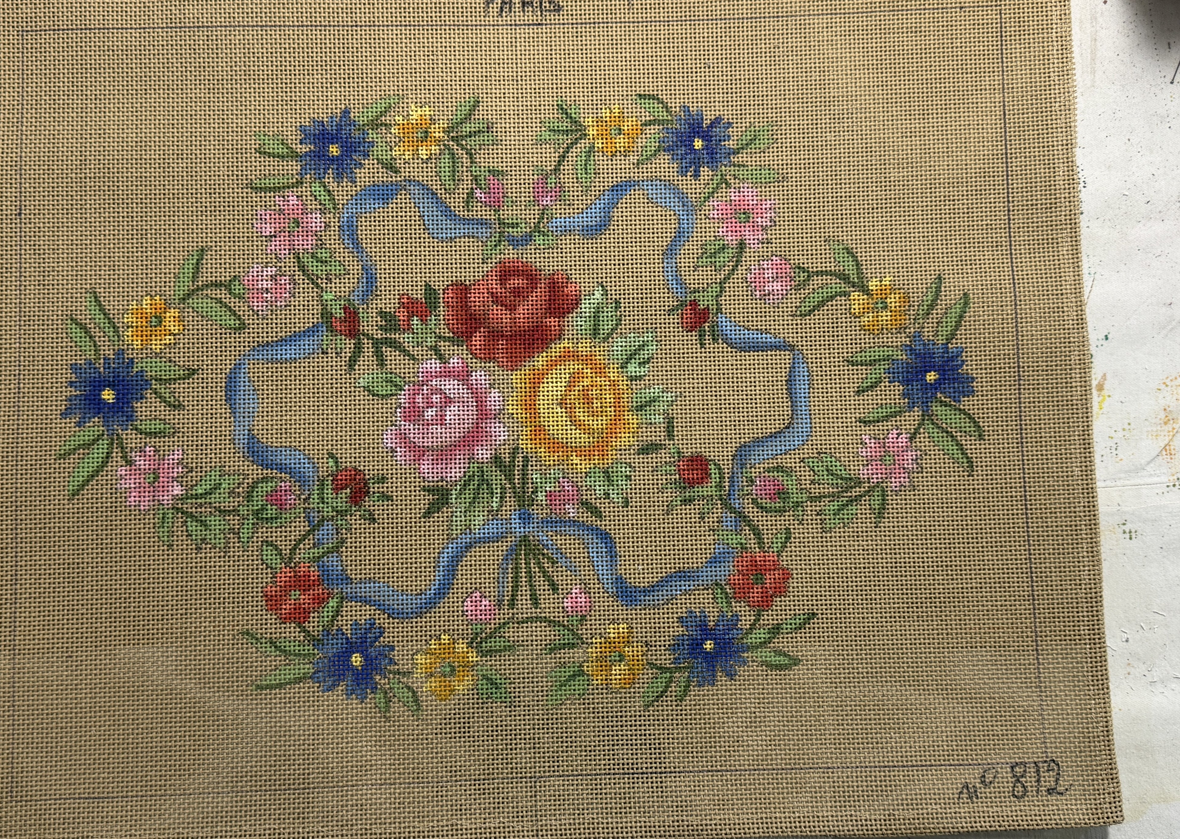 Couronne fleurie au ruban bleu