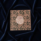 LA ROSE SUR TREILLE (01170a)