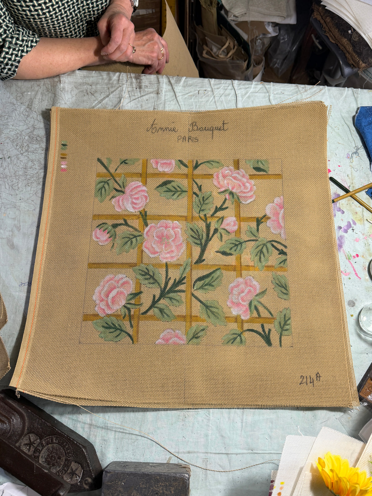 Le treillis de roses - canevas peint à la main, photo réelle